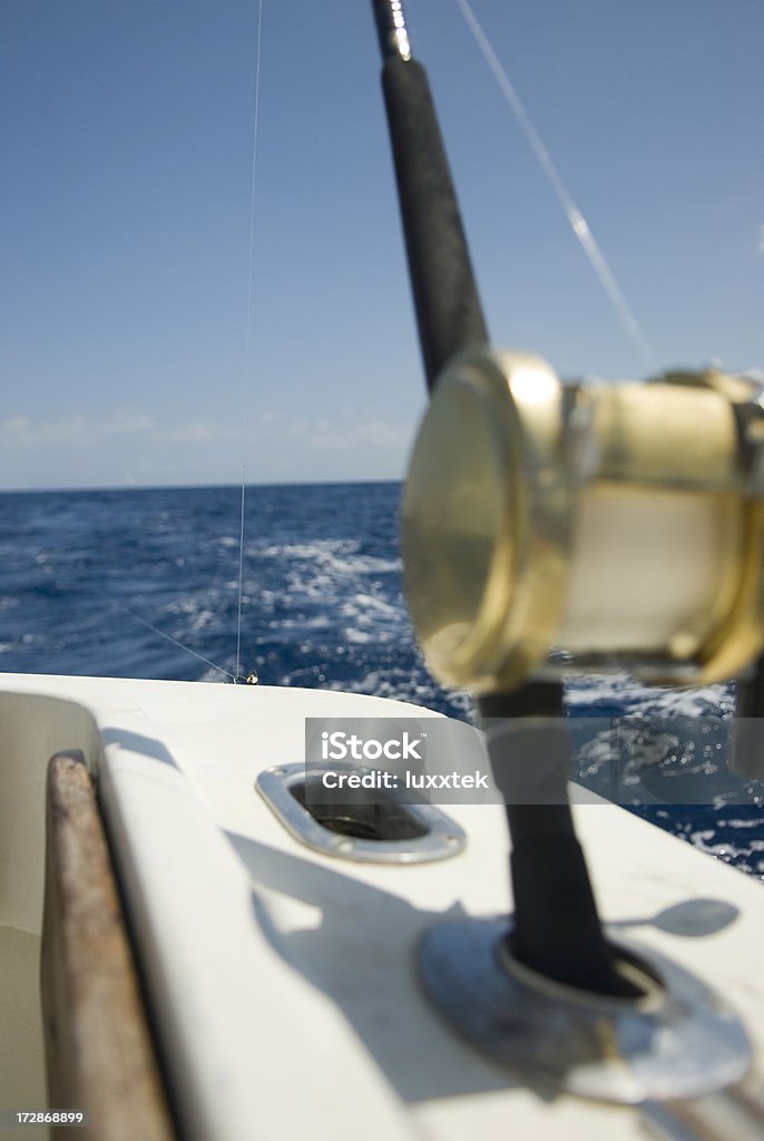 De la pesca en bote vista posterior - Foto de stock de Actividades recreativas libre de derechos