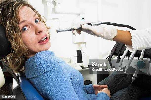 Visita En La Cirugía De Dentista Foto de stock y más banco de imágenes de Adulto - Adulto, Asistencia sanitaria y medicina, Ayuda