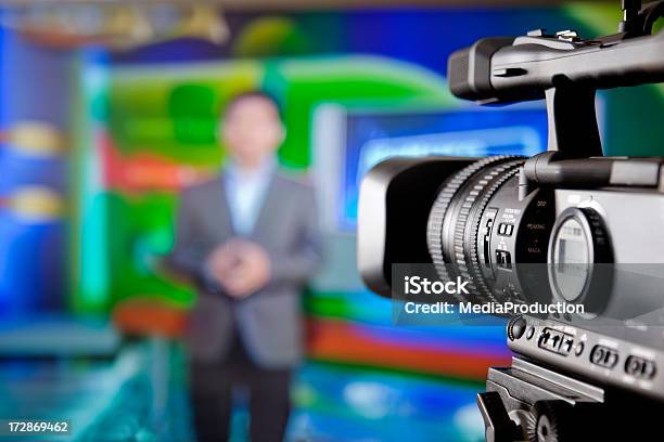 Estudio De Televisión Foto de stock y más banco de imágenes de Adulto - Adulto, Arte cultura y espectáculos, Color - Tipo de imagen