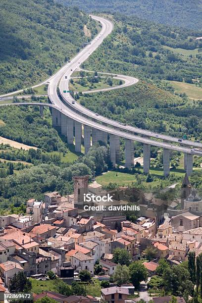 Italienische Autostrada Stockfoto und mehr Bilder von Ansicht aus erhöhter Perspektive - Ansicht aus erhöhter Perspektive, Dach, Dorf