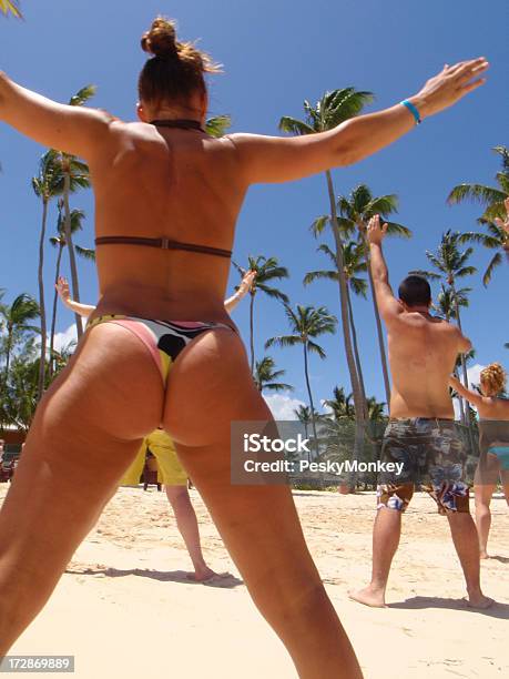 Donna In Bikini Sulla Spiaggia Tropicale Esercizio Fisico - Fotografie stock e altre immagini di Repubblica Dominicana