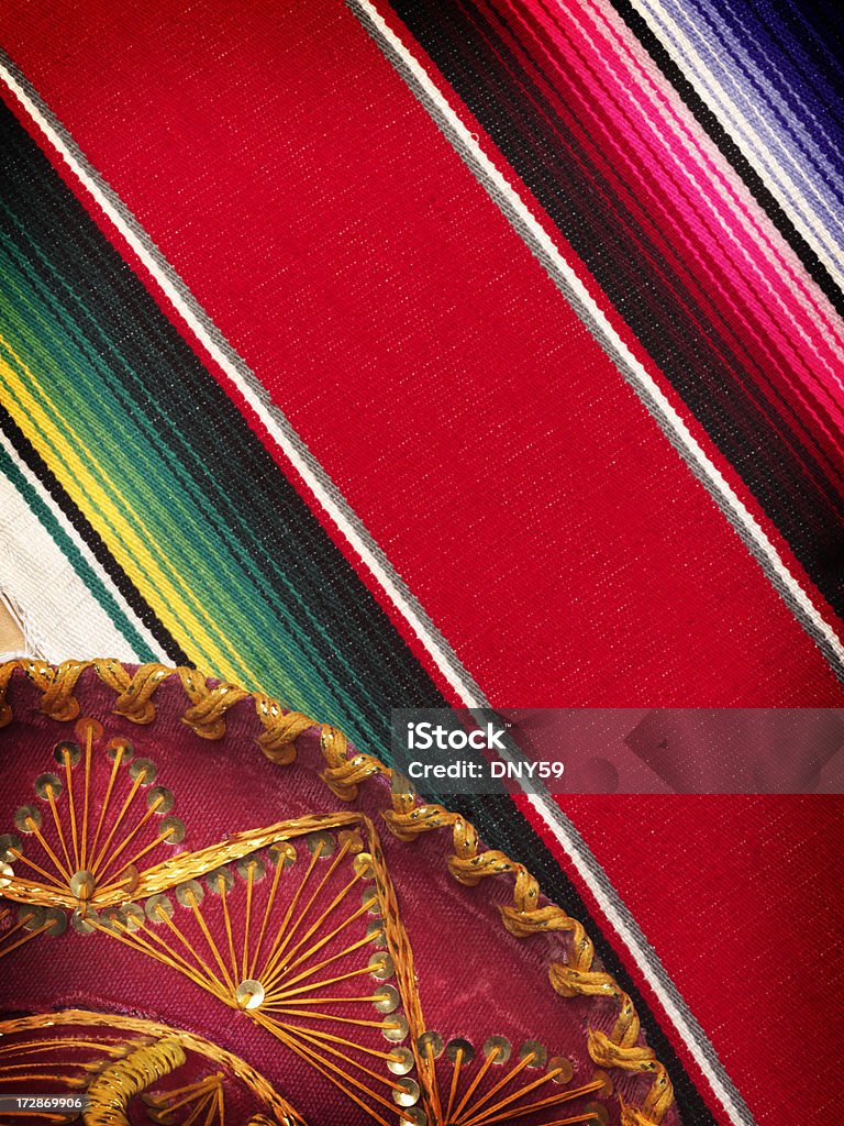 Sombrero messicano su un allegro coperta - Foto stock royalty-free di Composizione verticale