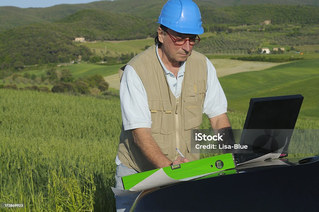 Engenheiro usando o computador no país - Foto de stock de 30 Anos royalty-free