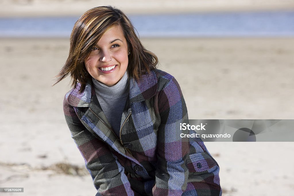 Hübsche Junge Frau Porträt an einem sonnigen Strand in Mode-Jacke - Lizenzfrei 16-17 Jahre Stock-Foto