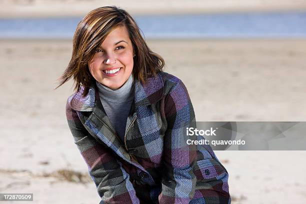 Hübsche Junge Frau Porträt An Einem Sonnigen Strand In Modejacke Stockfoto und mehr Bilder von 16-17 Jahre