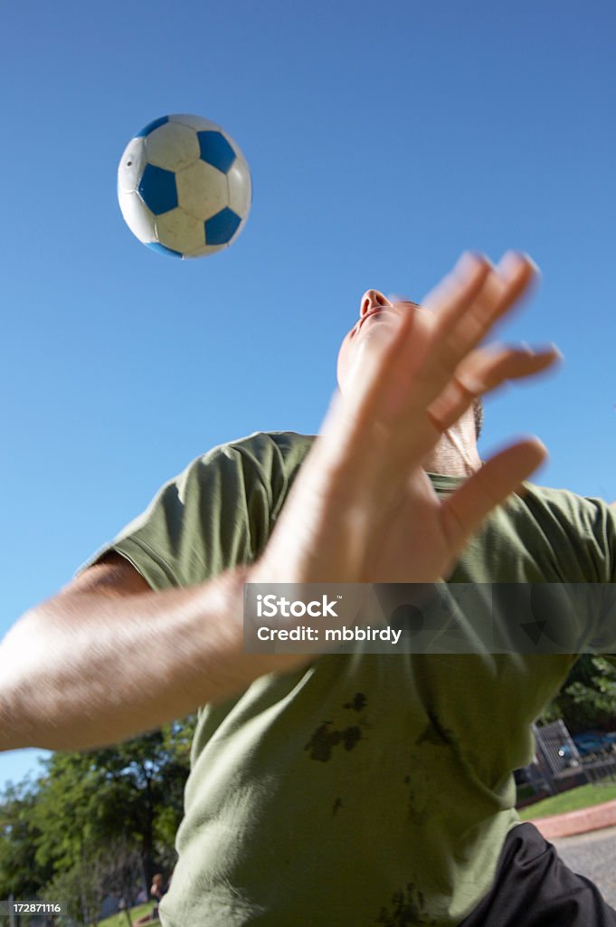 Saltando pelota de fútbol en la cabeza - Foto de stock de Actividad libre de derechos