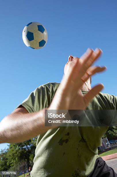 Saltar Para Cima E Para Baixo Bola De Futebol De Cabeça - Fotografias de stock e mais imagens de Adulto