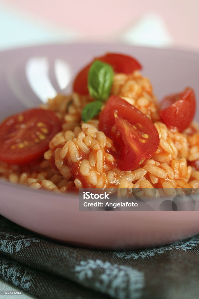 Risotto con tomates - Foto de stock de Albahaca libre de derechos