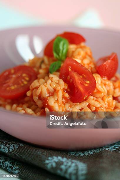 Risotto Con Tomates Foto de stock y más banco de imágenes de Albahaca - Albahaca, Alimento, Azul