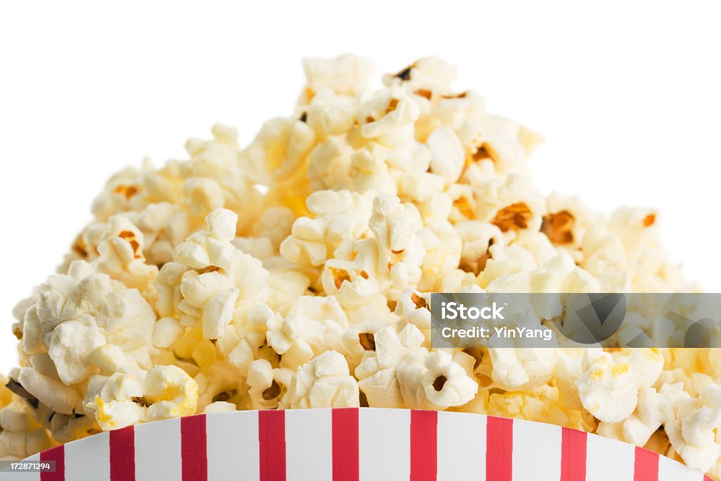 Scatola di Popcorn Movie Theater Snack, cibi freschi su sfondo bianco - Foto stock royalty-free di Alimentazione non salutare