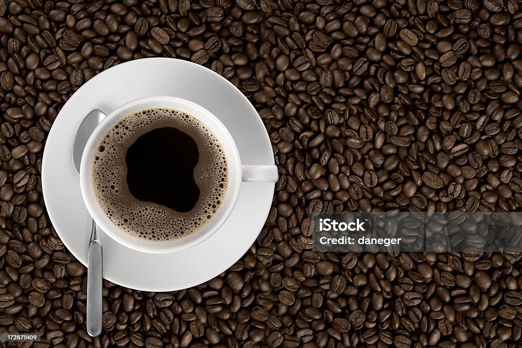 Coffecup em pé em grãos de café - Foto de stock de Café - Bebida royalty-free