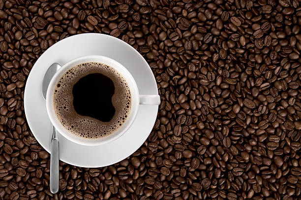Coffecup pé em grãos de café - fotografia de stock