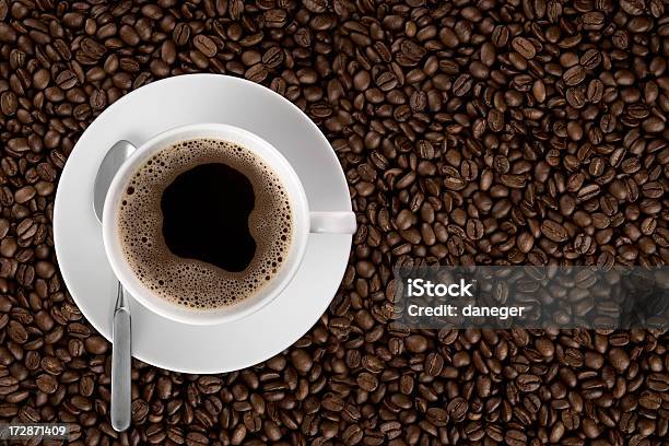 Coffecup Стоя На Кофейных Зерен Кофе — стоковые фотографии и другие картинки Кофе - напиток - Кофе - напиток, Ароматический, Просыпаться
