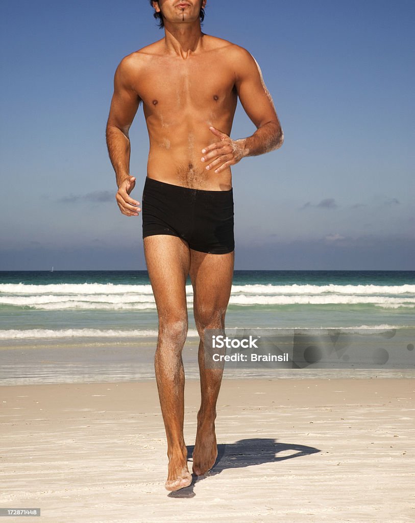 Homme jogging sur la plage - Photo de Muscle abdominal libre de droits