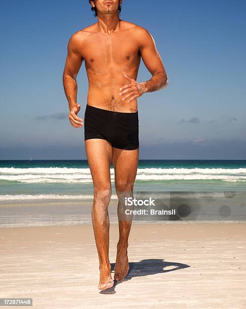 Photo libre de droit de Homme Jogging Sur La Plage banque d'images et plus d'images libres de droit de Muscle abdominal - Muscle abdominal, Personnes masculines, Plage