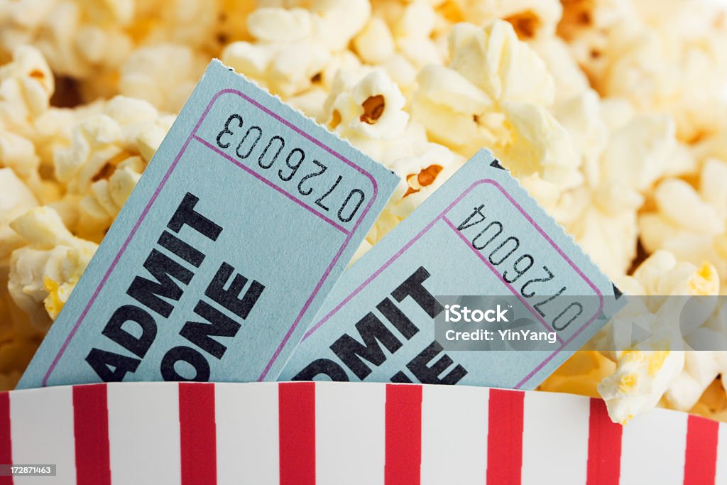 Film Konfettischnipseln verziert und Popcorn Snack zum Film Entertainment Event - Lizenzfrei Kinokarte Stock-Foto