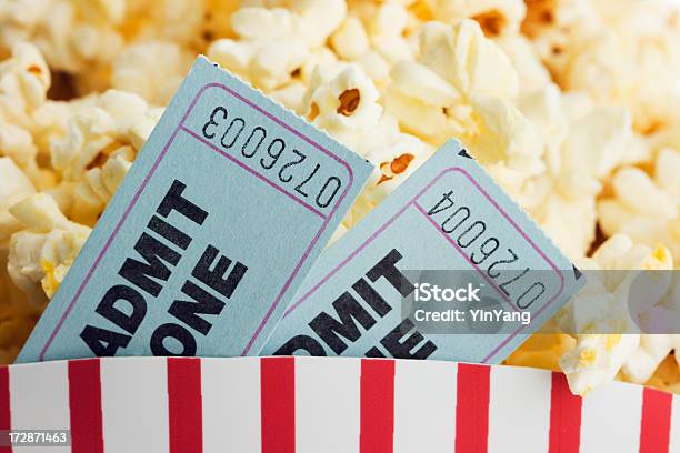 Film Konfettischnipseln Verziert Und Popcorn Snack Zum Film Entertainment Event Stockfoto und mehr Bilder von Kinokarte