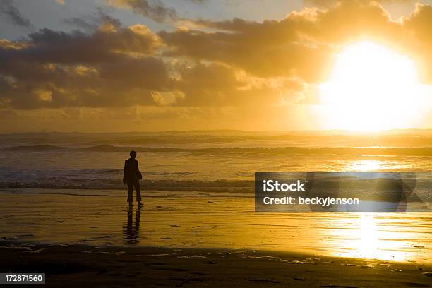 Allein Bei Sonnenuntergang Stockfoto und mehr Bilder von Abgeschiedenheit - Abgeschiedenheit, Eine Person, Einsamkeit