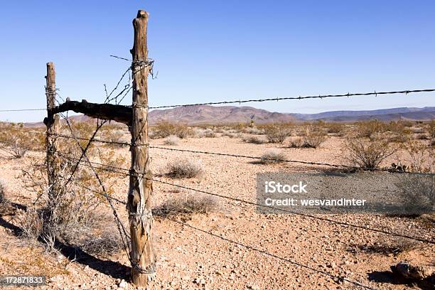 Desert Zaun Stockfoto und mehr Bilder von Ausgedörrt - Ausgedörrt, Berg, Blau