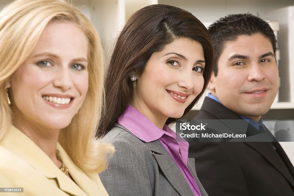 Tres personas de negocios - Foto de stock de 30-34 años libre de derechos
