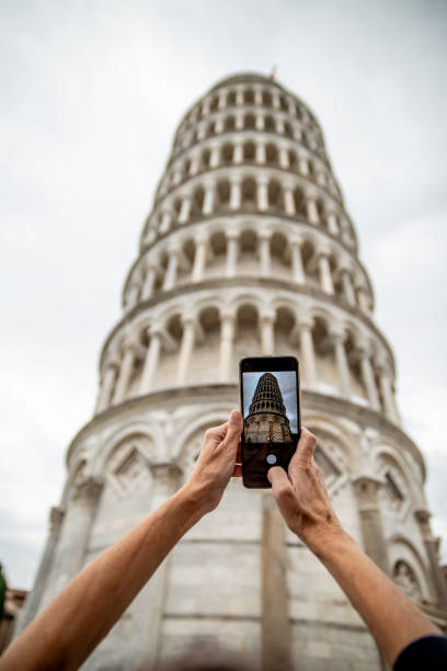 catturare un'immagine della torre di pisa con uno smartphone - catturare unimmagine foto e immagini stock
