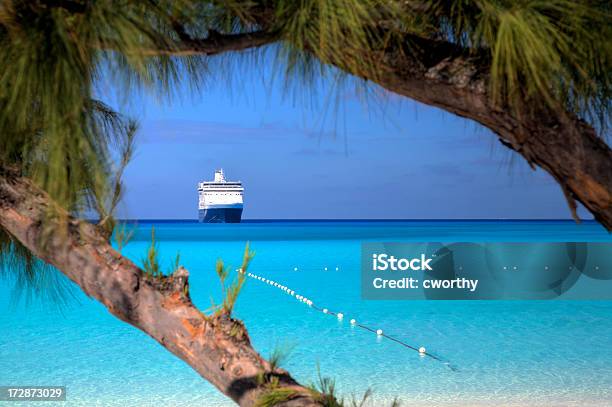 Spiaggia Mare E Spedizione - Fotografie stock e altre immagini di Crociera - Crociera, Caraibi, Mar dei Caraibi