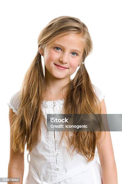 Sonriente Niña Foto de stock y más banco de imágenes de Niñas - Niñas, Fondo blanco, 10-11 años