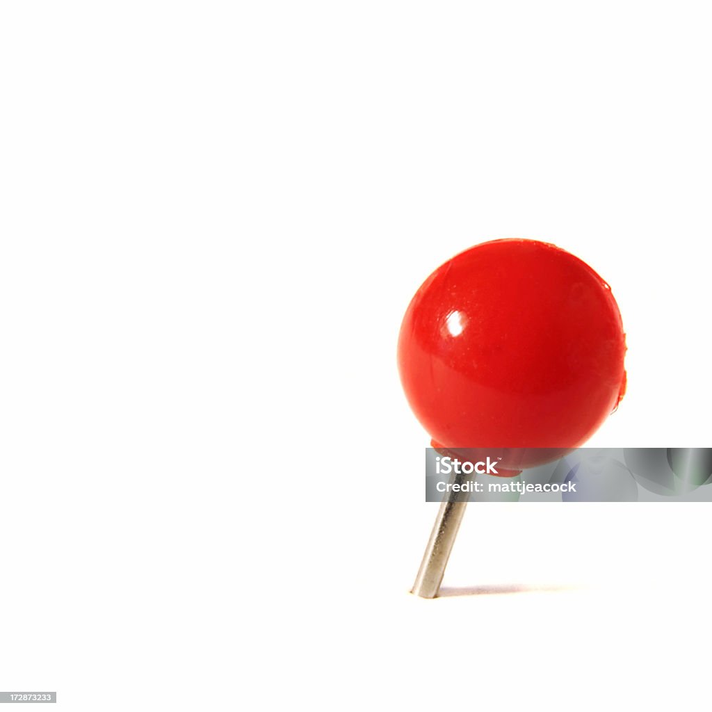 Un rouge push pin oublié sur un fond blanc. - Photo de Fond blanc libre de droits