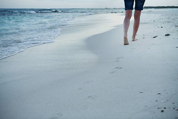 walking auf den strand - child human foot barefoot jeans stock-fotos und bilder