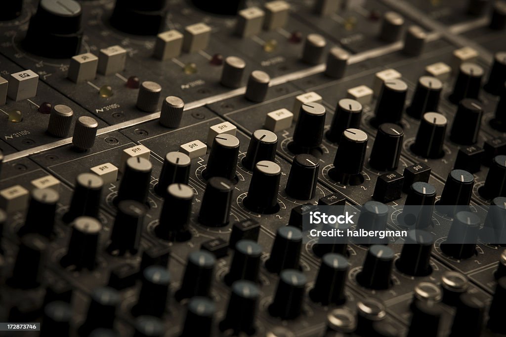 Черный Dials белые пуговицы на звук Борту - Стоковые фото Аудиооборудование роялти-фри
