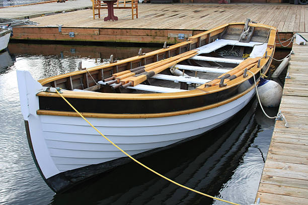antiguo barco de remos - rowboat dinghy nautical vessel nautical equipment fotografías e imágenes de stock