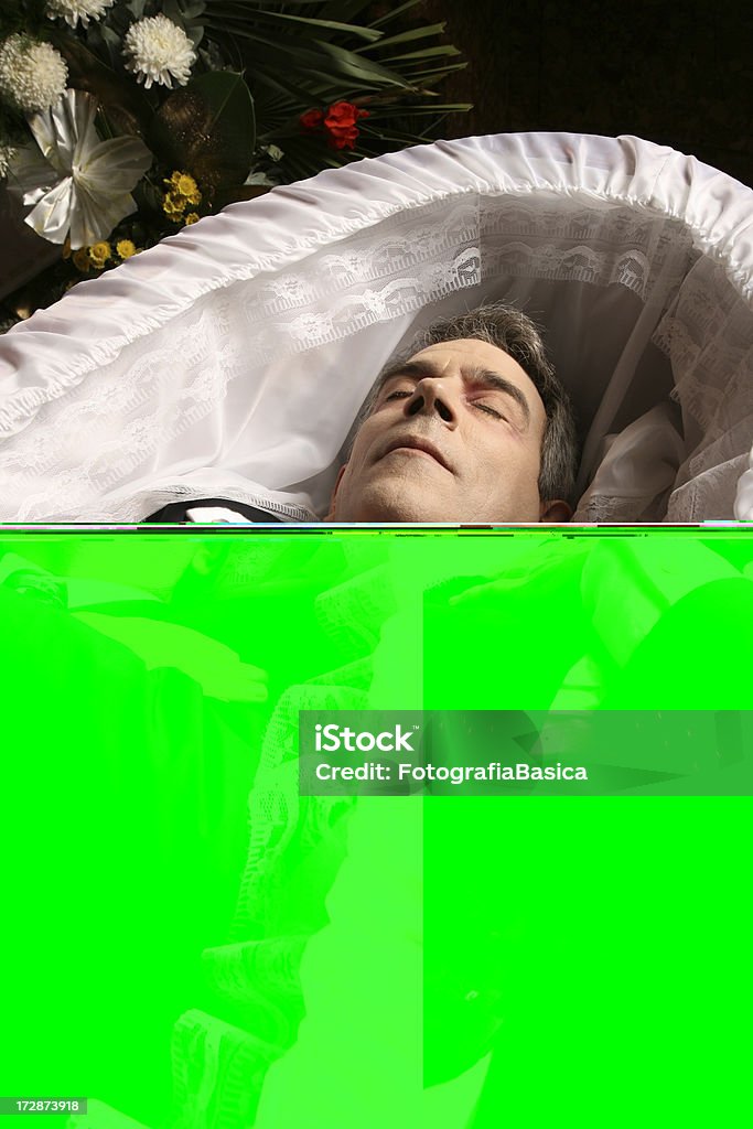 Мертвый человек - Стоковые фото Гроб роялти-фри