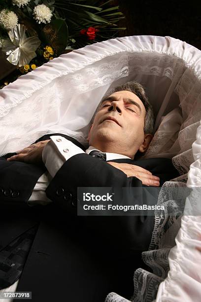 Мертвый Человек — стоковые фотографии и другие картинки Гроб - Гроб, Верхний ракурс, Похороны