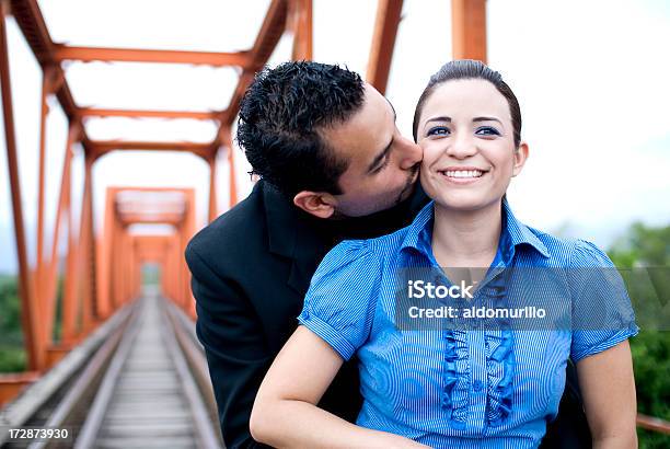 Husban Baciare Sua Moglie - Fotografie stock e altre immagini di Abbigliamento formale - Abbigliamento formale, Abbracciare una persona, Adulto