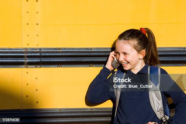 Сотовый Телефон Девушка — стоковые фотографии и другие картинки Использовать телефон - Использовать телефон, Девочки, Школьная форма
