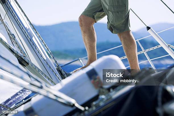 Navegación En El Viento Con Barco De Vela Foto de stock y más banco de imágenes de Actividad - Actividad, Adulto, Aire libre