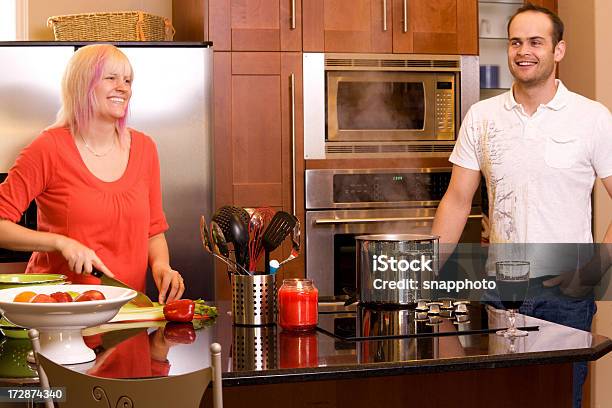 Cocina A La Vista Foto de stock y más banco de imágenes de Adulto - Adulto, Belleza, Cena