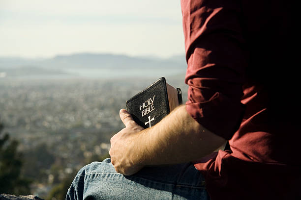 bíblia e vista - human arm praying out men - fotografias e filmes do acervo