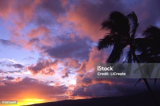 Atardecer Después De Una Tormenta Oahu Hawai Foto de stock y más banco de imágenes de Aire libre - Aire libre, Clima tropical, Cumulonimbo