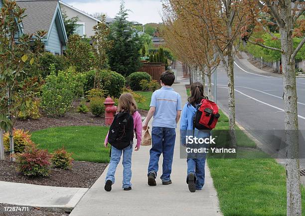 Photo libre de droit de Premier Rentrée Scolaire banque d'images et plus d'images libres de droit de Enfant - Enfant, Enfant d'âge scolaire, Horizontal