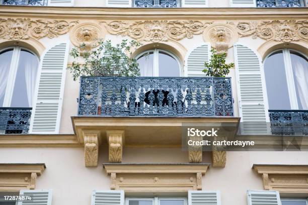 Pariser Appartment Mit Pflanzen Auf Balkon Stockfoto und mehr Bilder von Balkon - Balkon, Paris, Alt