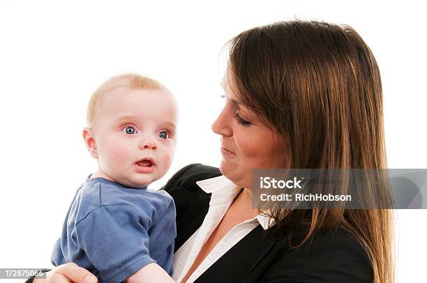 Madre De Trabajo Foto de stock y más banco de imágenes de 2-5 meses - 2-5 meses, 20 a 29 años, Adulto