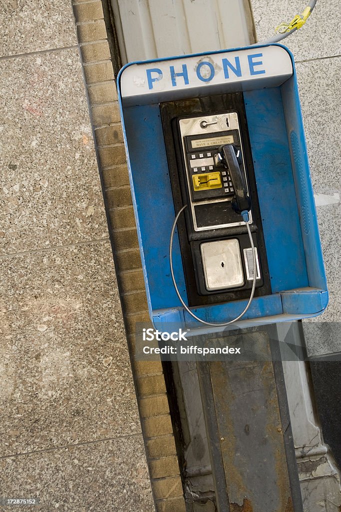 Старый гранжем телефон - Стоковые фото Телефон-автомат роялти-фри