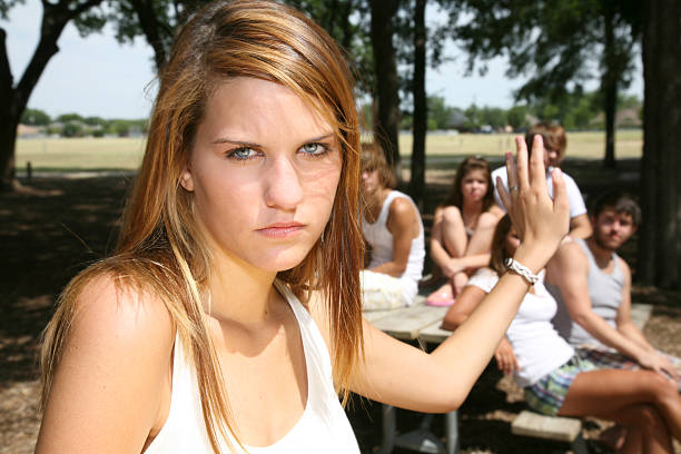 jeune fille met ses mains du groupe des pairs - sullen women head and shoulders close up photos et images de collection