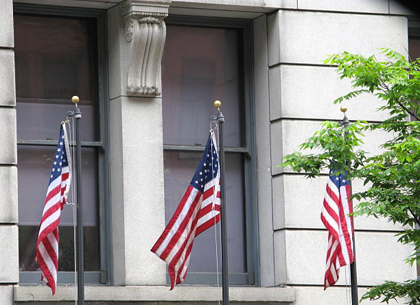 budynek rządowy amerykańskie flagi city hall - cia zdjęcia i obrazy z banku zdjęć
