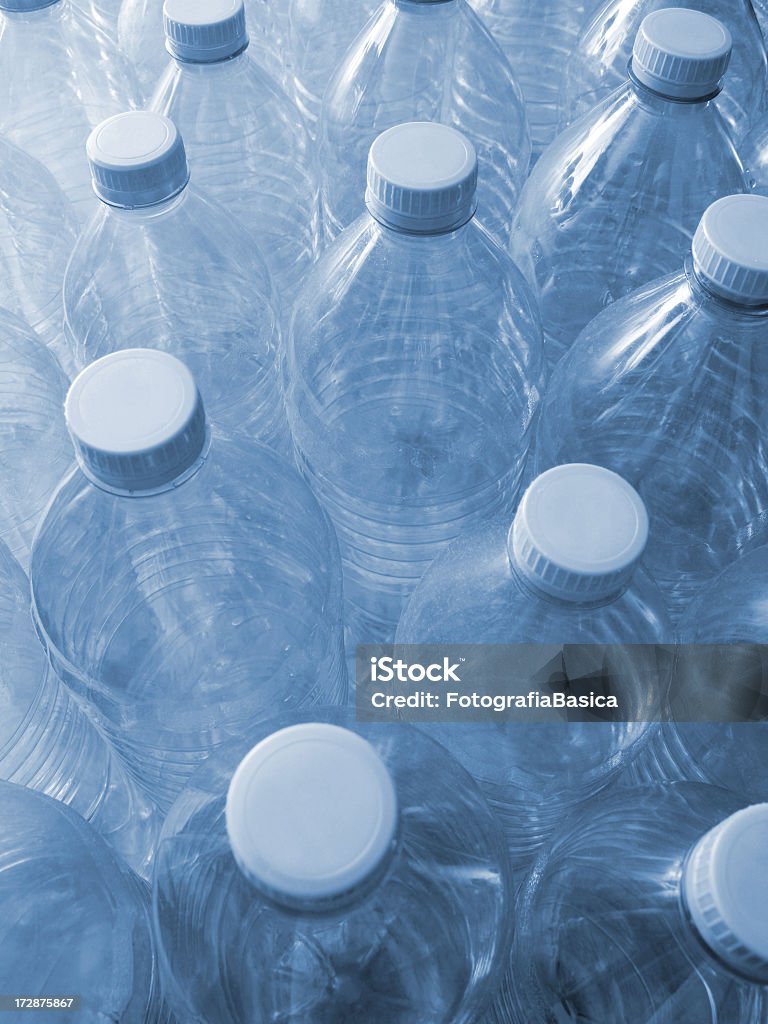 Пустые бутылки с водой - Стоковые фото Пластмасса роялти-фри