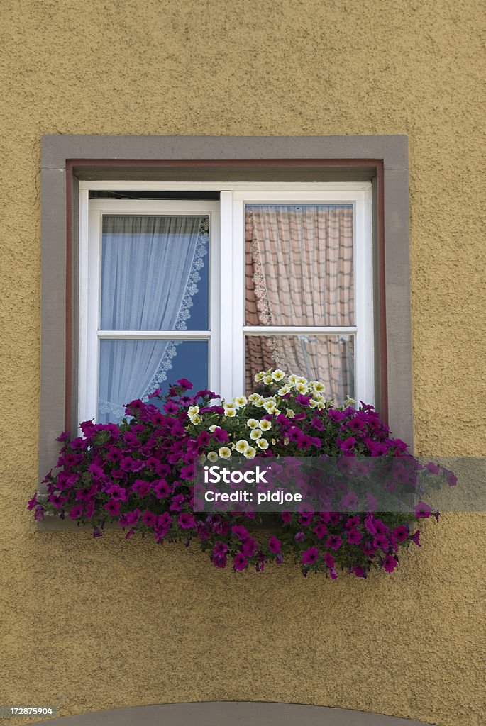 Maison de Ville bavaroise décorée avec Pétunia et daisies - Photo de Allemagne libre de droits