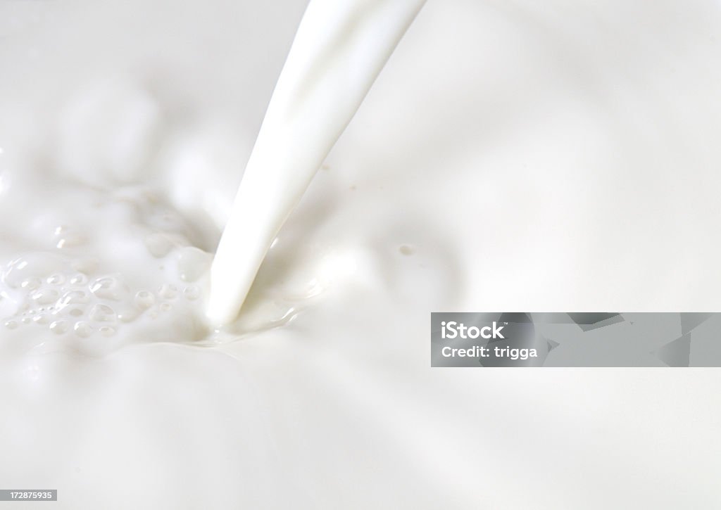 Verter la leche - Foto de stock de Leche libre de derechos