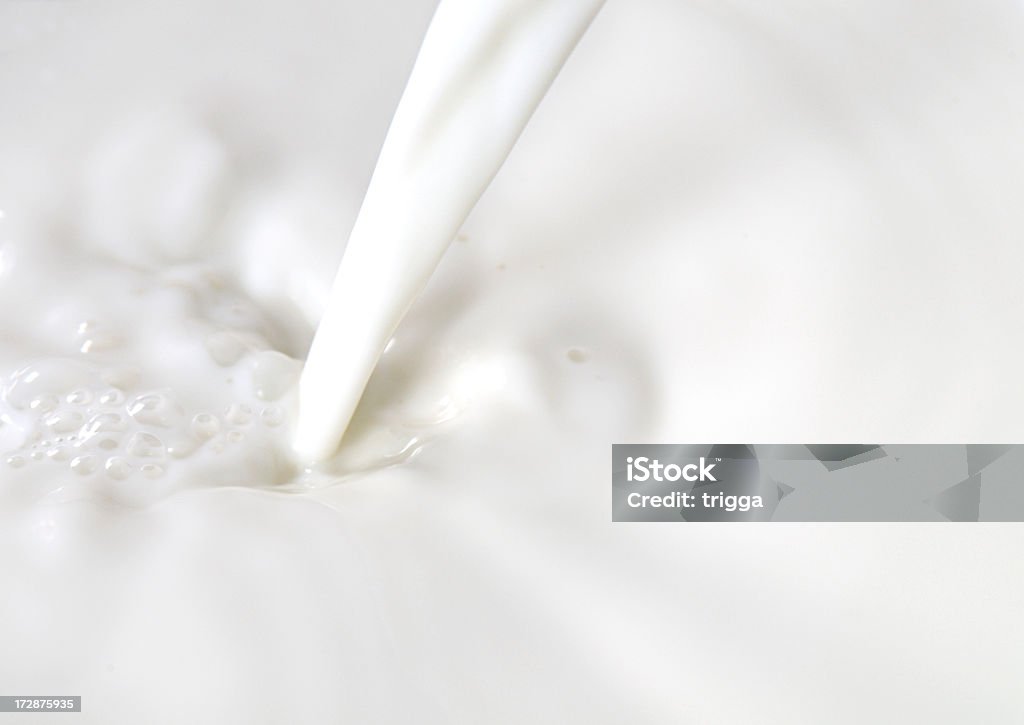 Verser le lait - Photo de Lait libre de droits