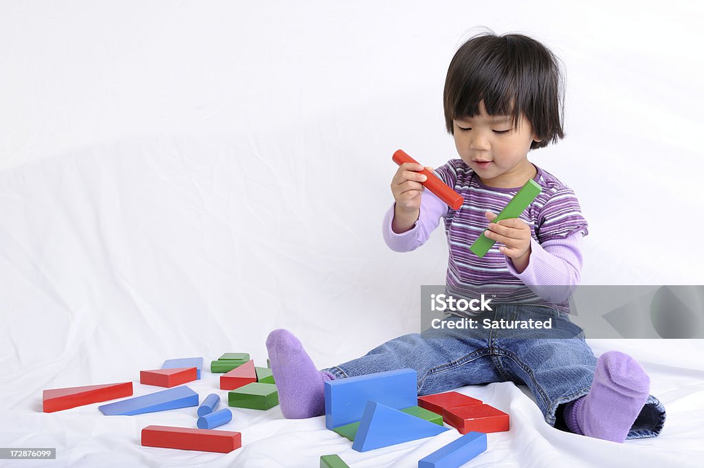 Bambini che giocano con blocchi colorati su sfondo bianco - Foto stock royalty-free di 2-3 anni
